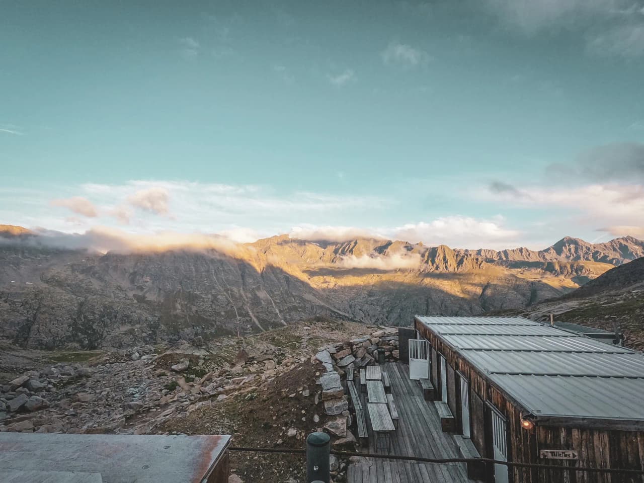 Panoramic mountain views, wooden Mountain huts, clear skies. An invitation to alpine adventure.