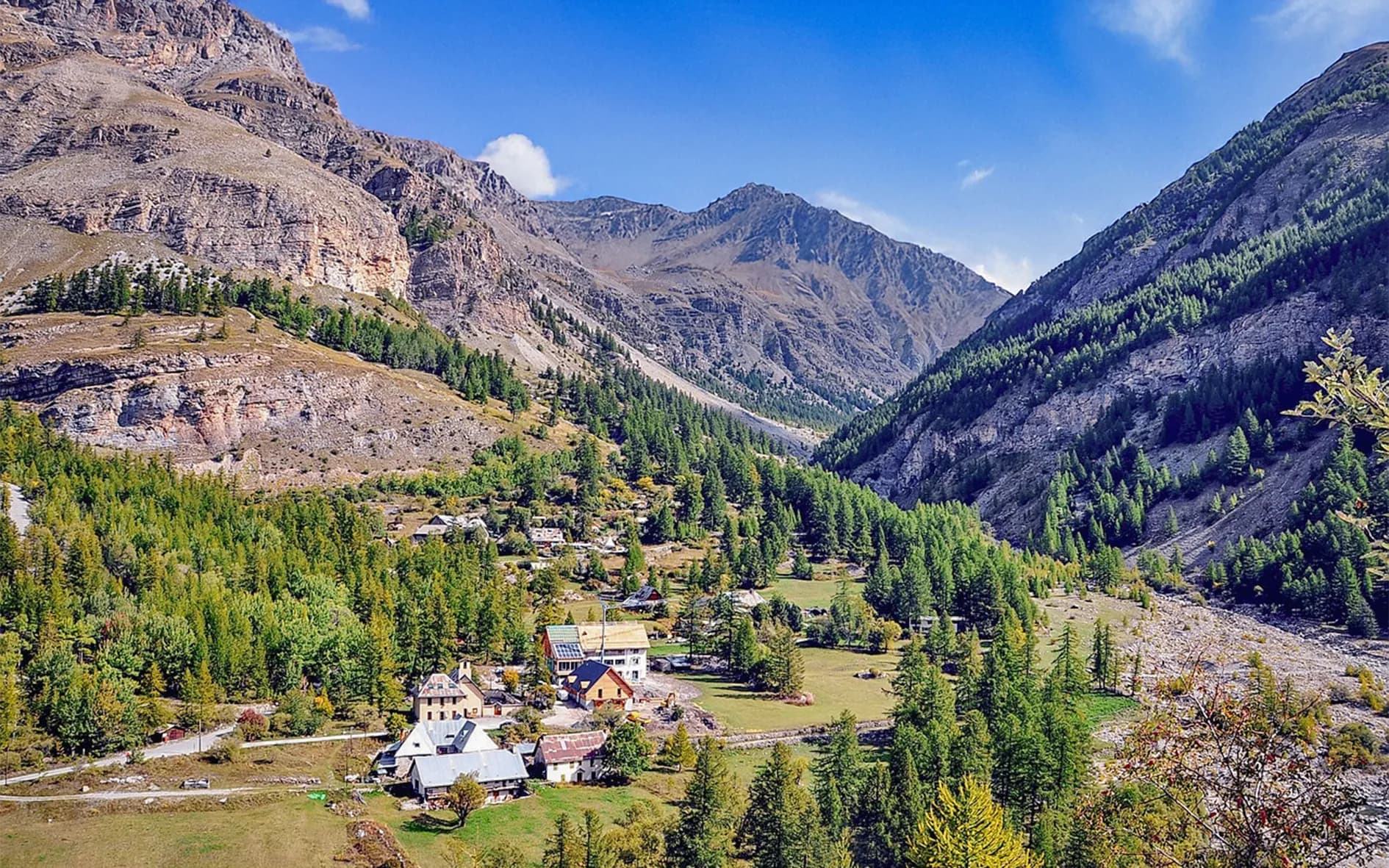 An enchanting panorama of the Ubaye mountains, with a picturesque village in the heart of nature.