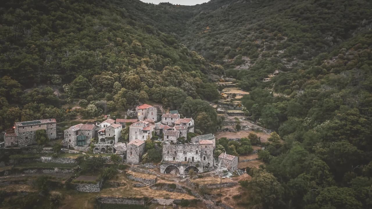 Charmant stenen dorp in het hart van de Cevennen, omgeven door groen en wilde landschappen.