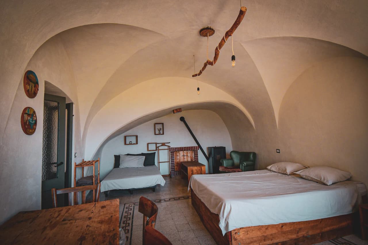 Gewelfde kamer in een pension in Italië.