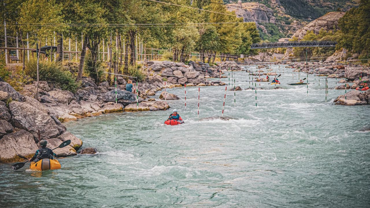 Avonturiers in packrafts varen over de Durance, omringd door betoverende alpenlandschappen.