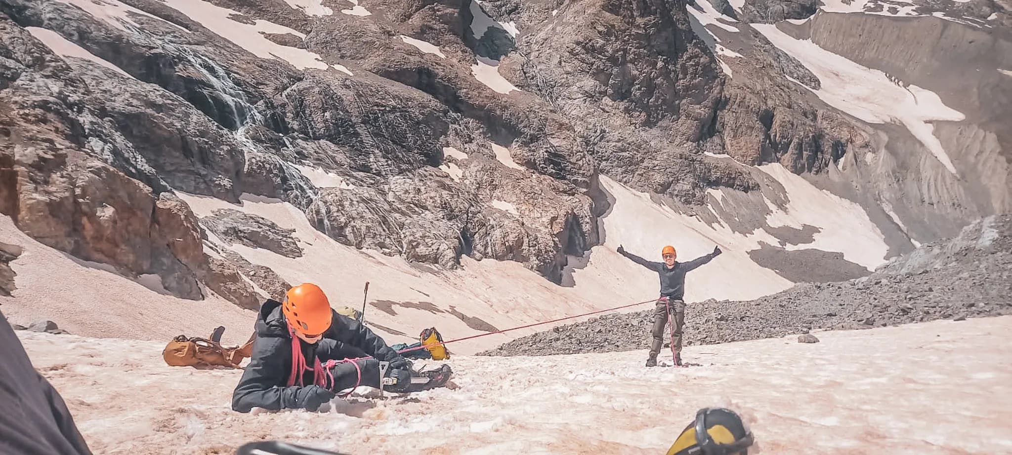 Deux alpinistes en pleine initiation dans les Écrins, face à un paysage majestueux.