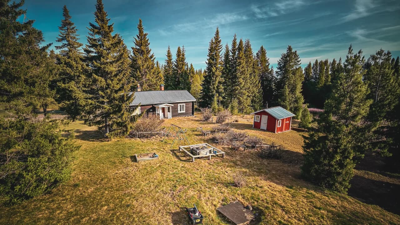 Een pittoreske hut omringd door boreale bossen, een uitnodiging voor avontuur in Zweeds Lapland.