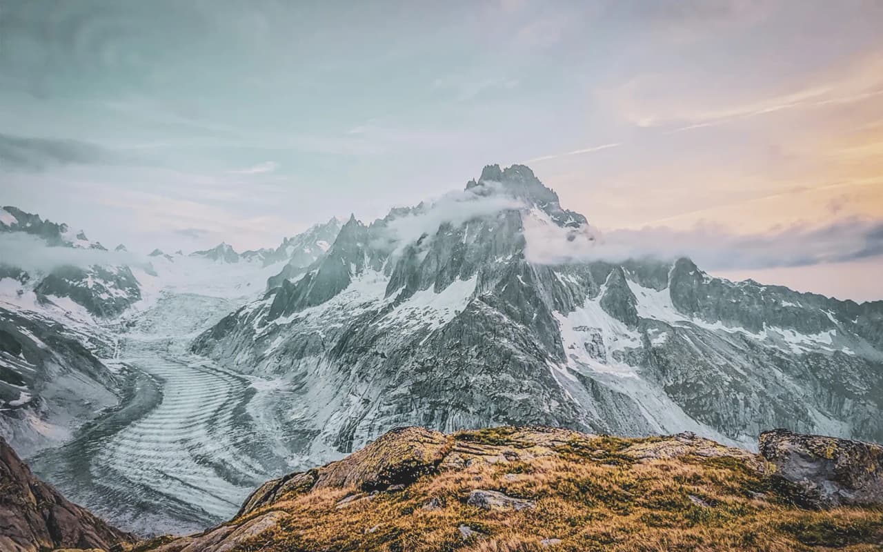 Montagnes majestueuses au lever du jour, glaciers étincelants et paysages à couper le souffle.
