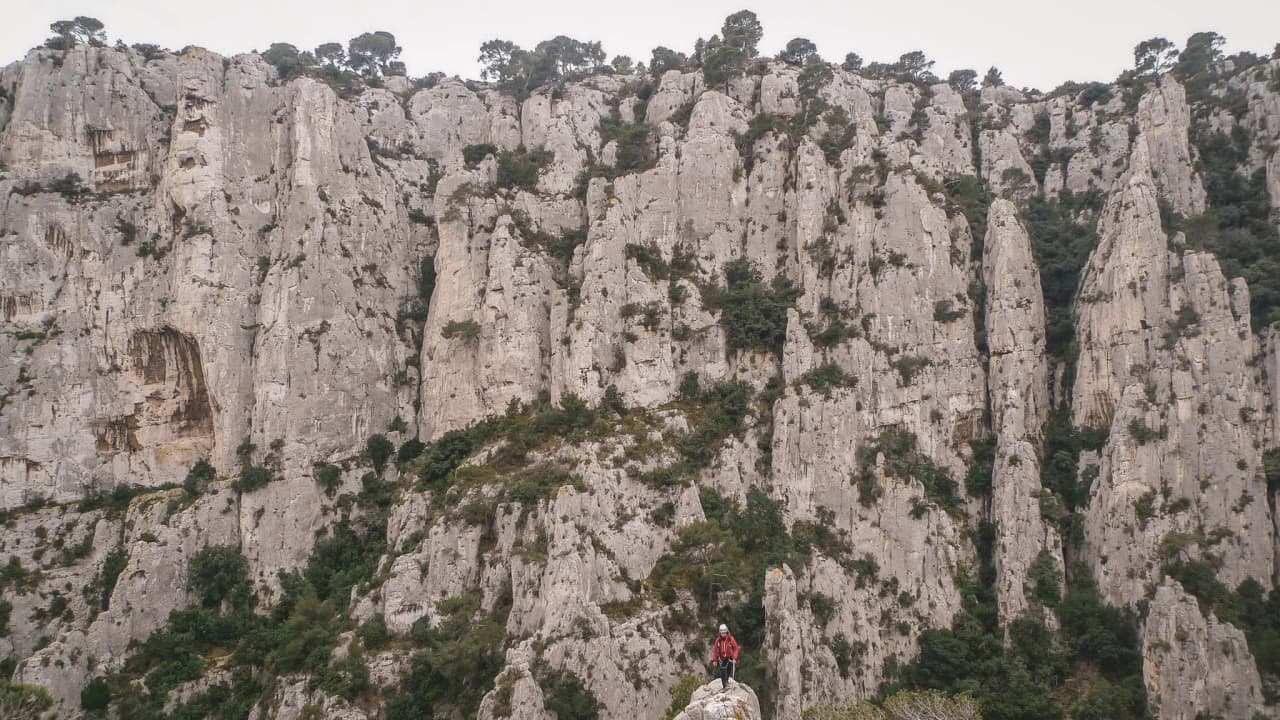 Escalade majestueuse sur les falaises blanches des Calanques, entre mer et nature sauvage.