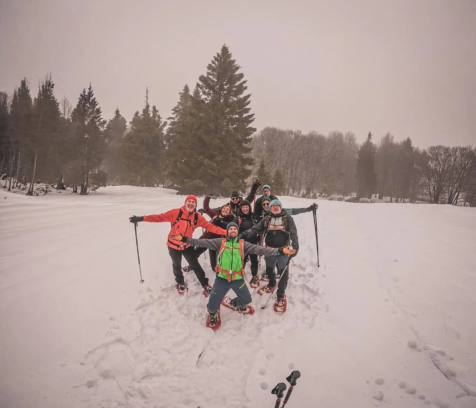 Een vrolijke groep in de sneeuw, klaar voor een sneeuwschoenavontuur in de Vogezen.