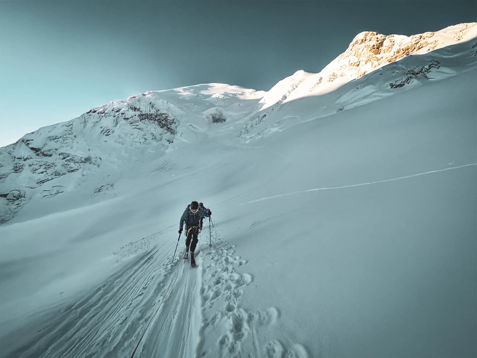 Een skiër bedwingt de maagdelijke sneeuw van de Mont Blanc, schitterende toppen zover het oog reikt.