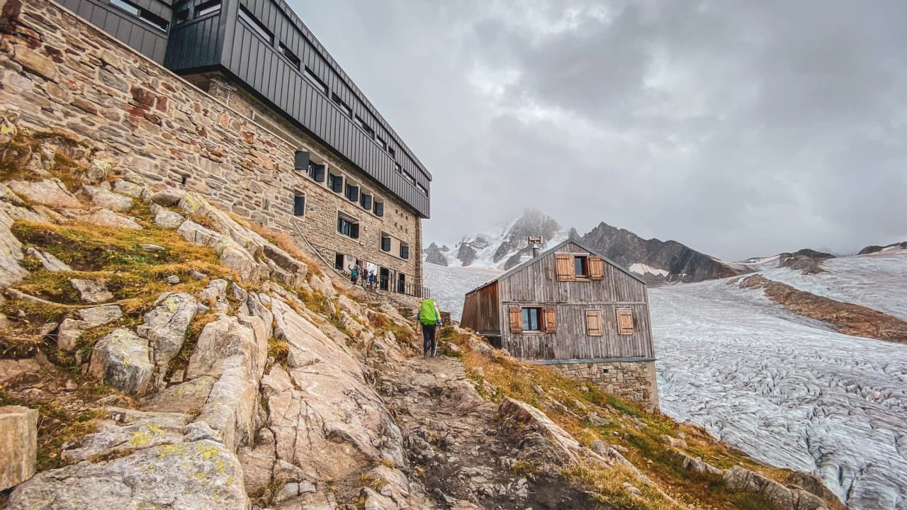 Een bergwandeling, met schilderachtige Berghutten en adembenemende gletsjers.
