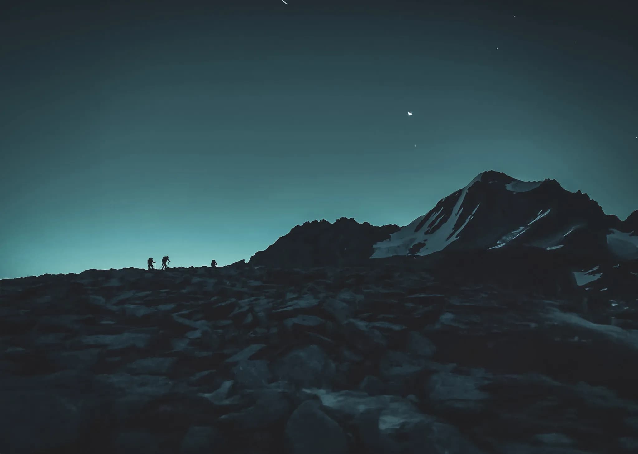Nachtelijke beklimming van Gran Paradiso, met silhouetten van klimmers tegen een diepblauwe hemel. De mysterieuze sfeer wordt versterkt door de imposante, deels besneeuwde berg.