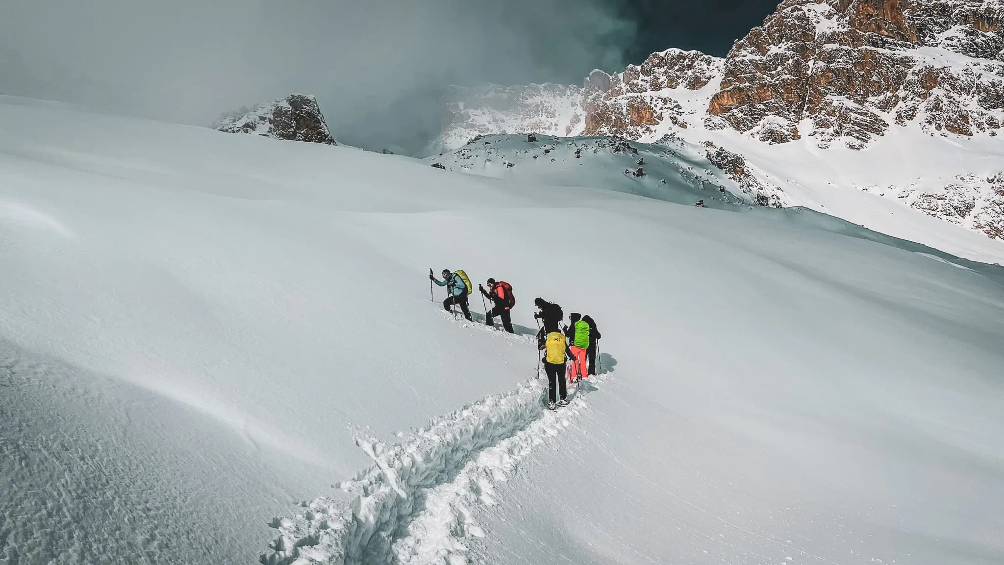 Een man op sneeuwschoen-expeditie in de Ecrins met Wildhartt.