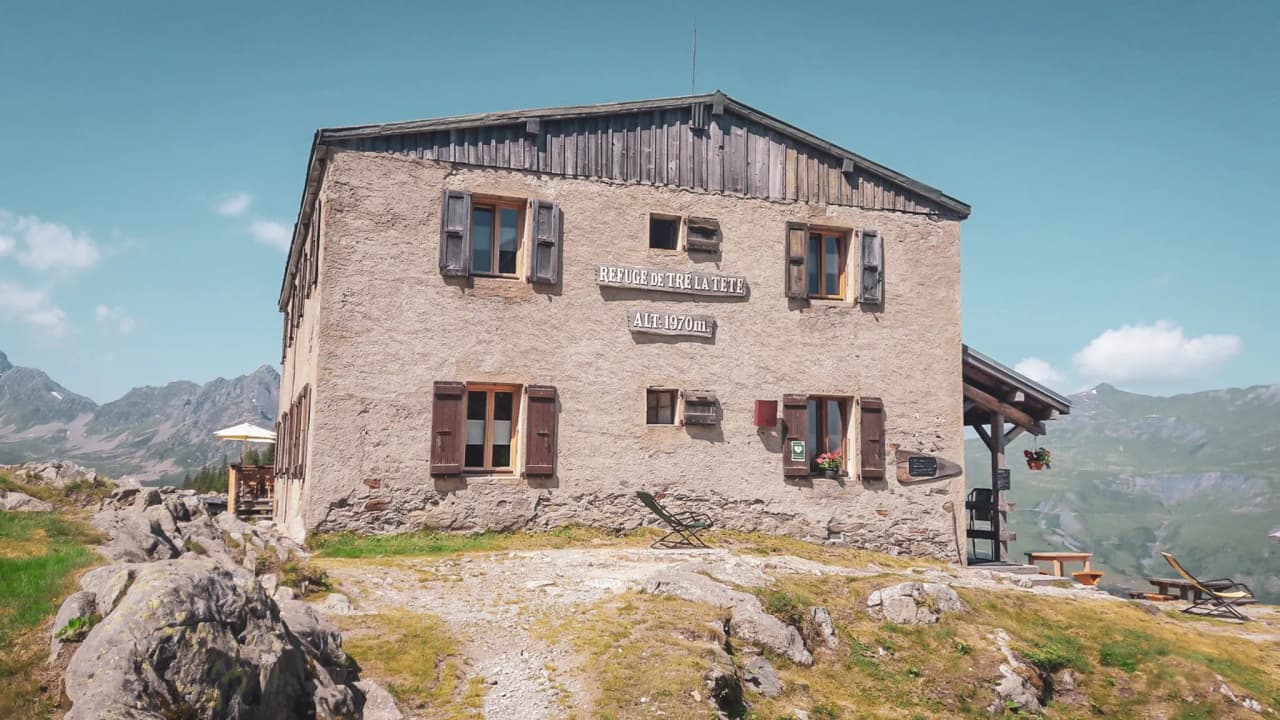 Berghut Tre la Tête, op 1970 m hoogte, omgeven door majestueuze Alpenlandschappen.