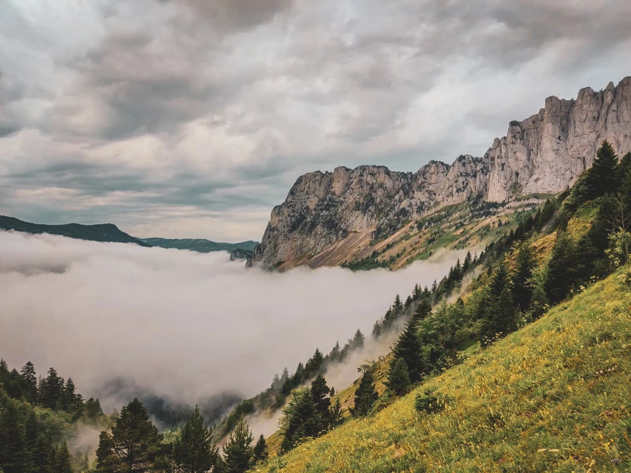 Spectacular panorama of the Vercors mountains, shrouded in mist and greenery.