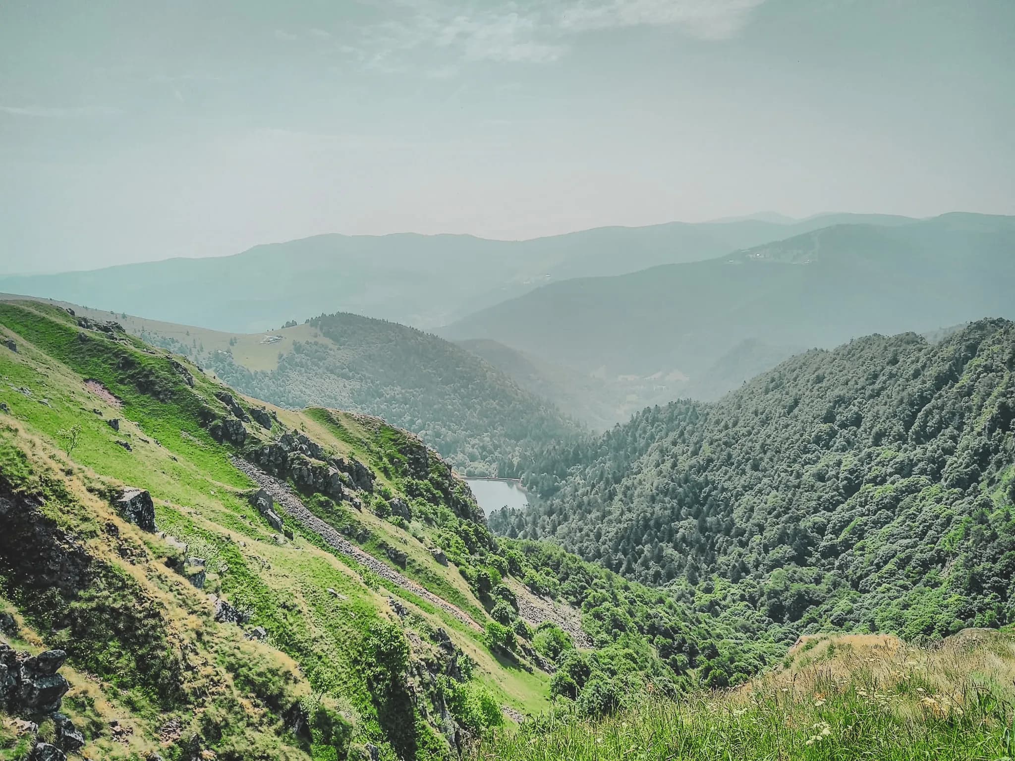 A panoramic view of the Vosges, between green mountains and sparkling lakes, an invitation to adventure.