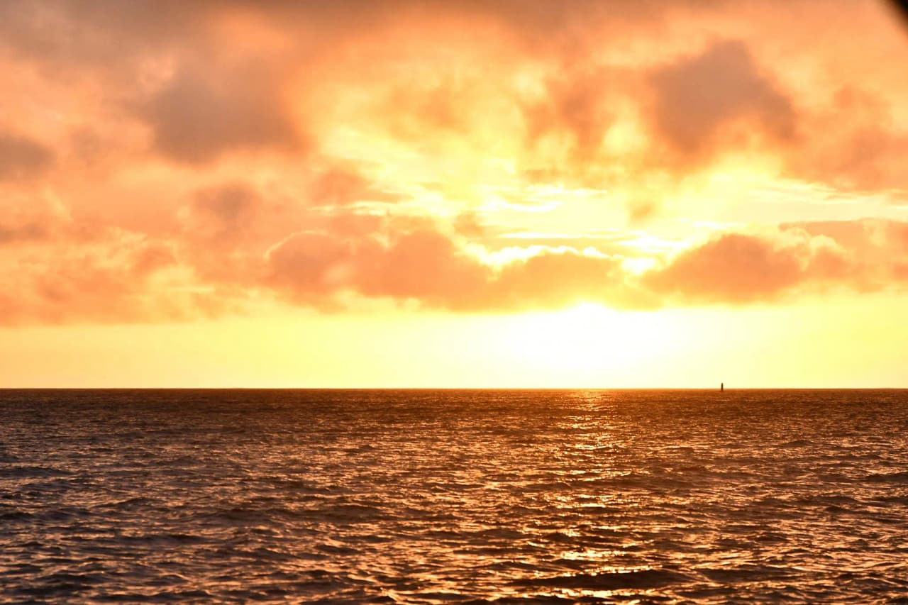 A brilliant sunset over the ocean, a promise of adventure on the outskirts of Belle-Île.
