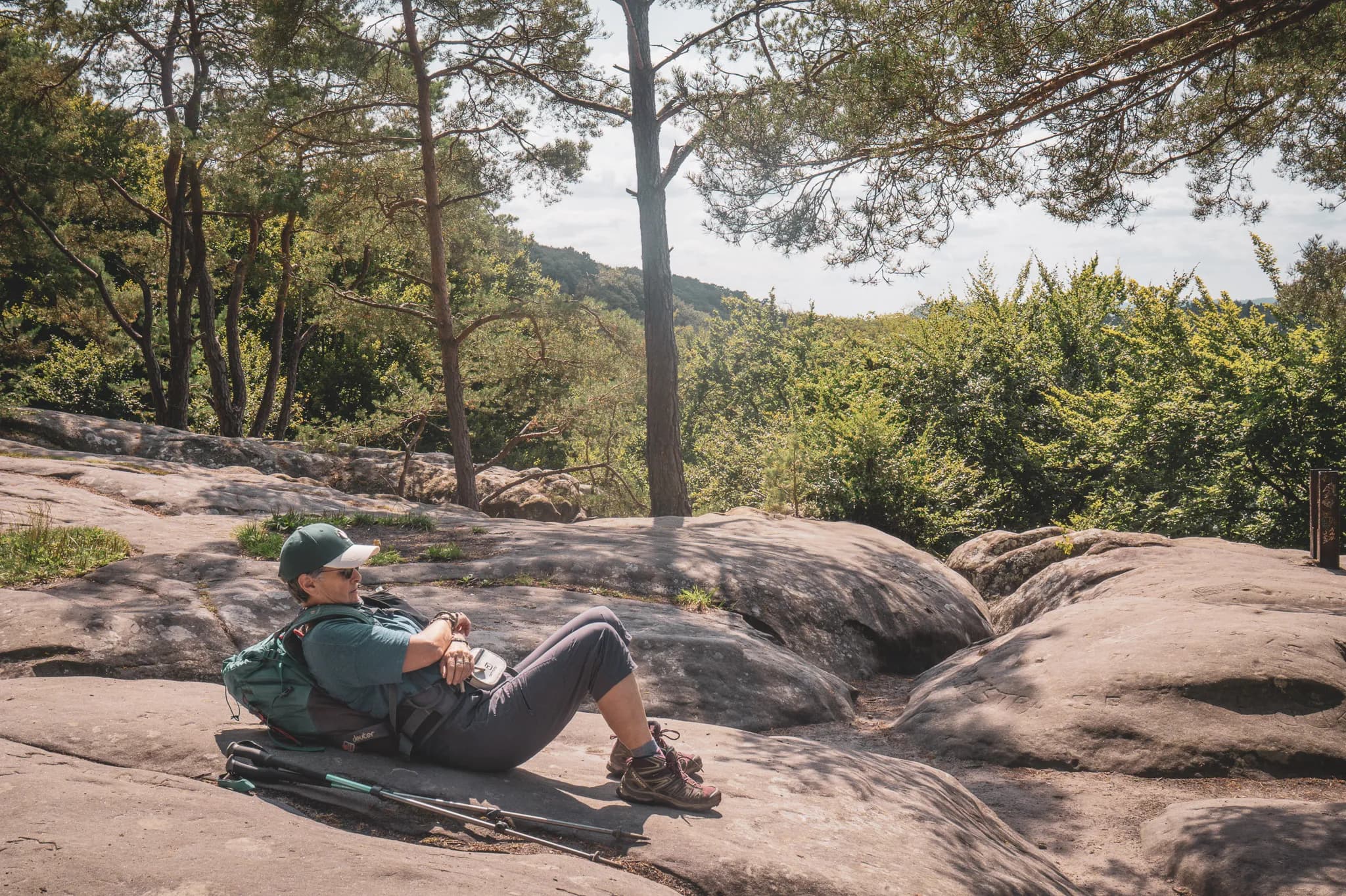 Ontspannende wandelingen op zonovergoten rotsen, omgeven door groen in Luxemburgs Klein Zwitserland.