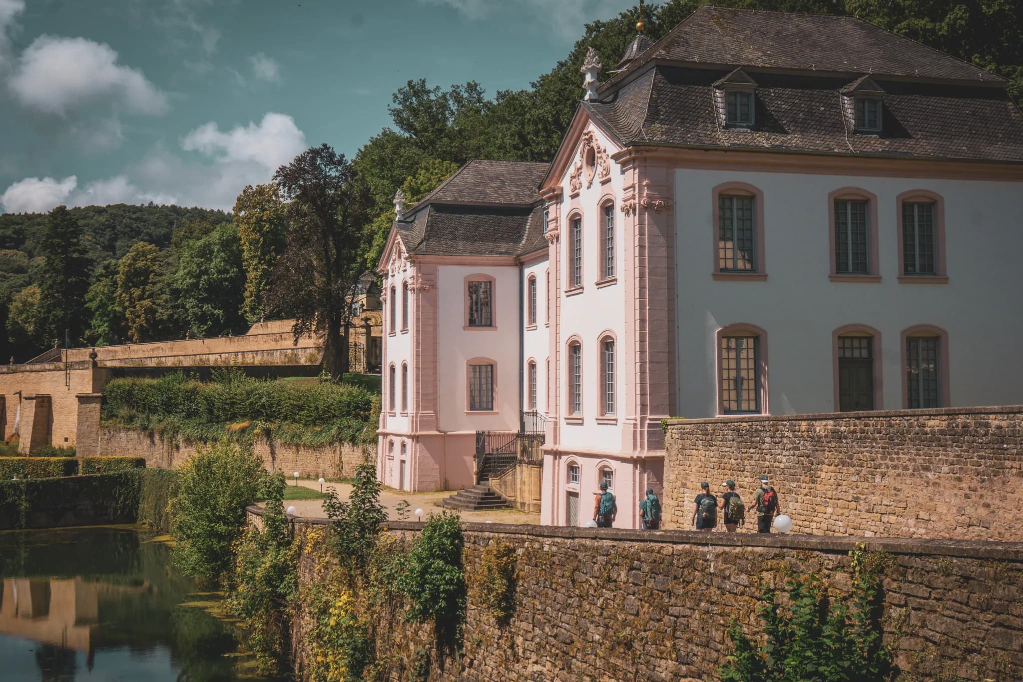 Wandelen in Luxemburgs Klein Zwitserland, een charmante roze villa en weelderig groen.