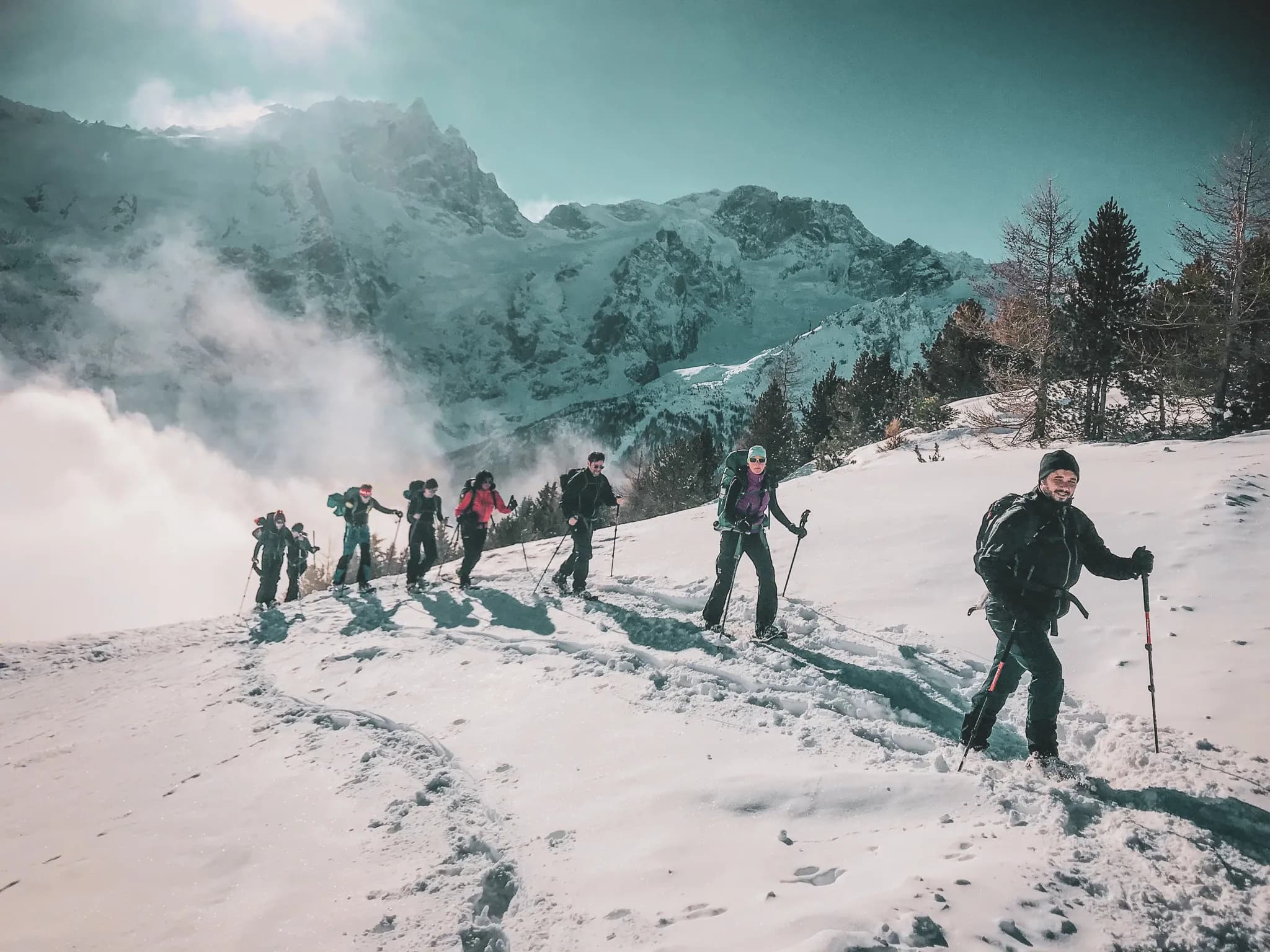 Een gemotiveerde groep die net in een iglo in de Meije heeft geslapen. Nu is het tijd om te sneeuwschoenwandelen.