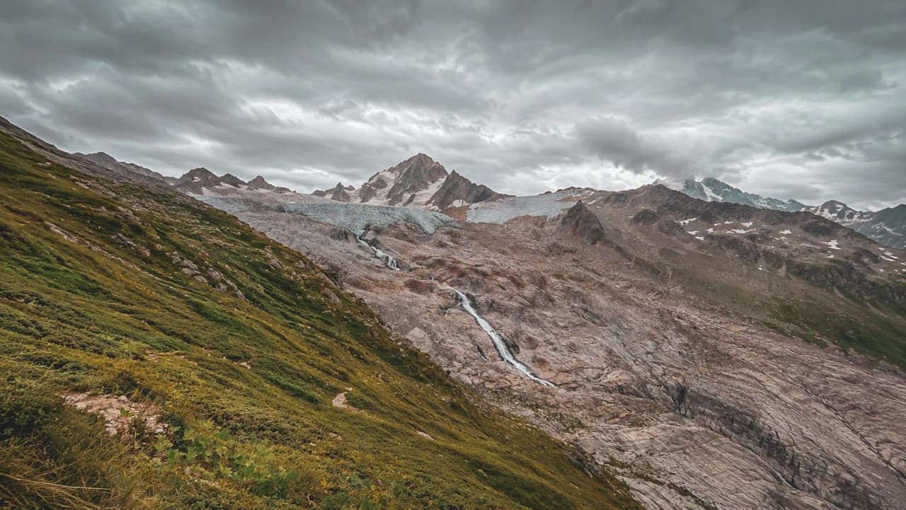 Magnifique paysage de montagne à Chamonix, glaciers majestueux sous un ciel dramatique.