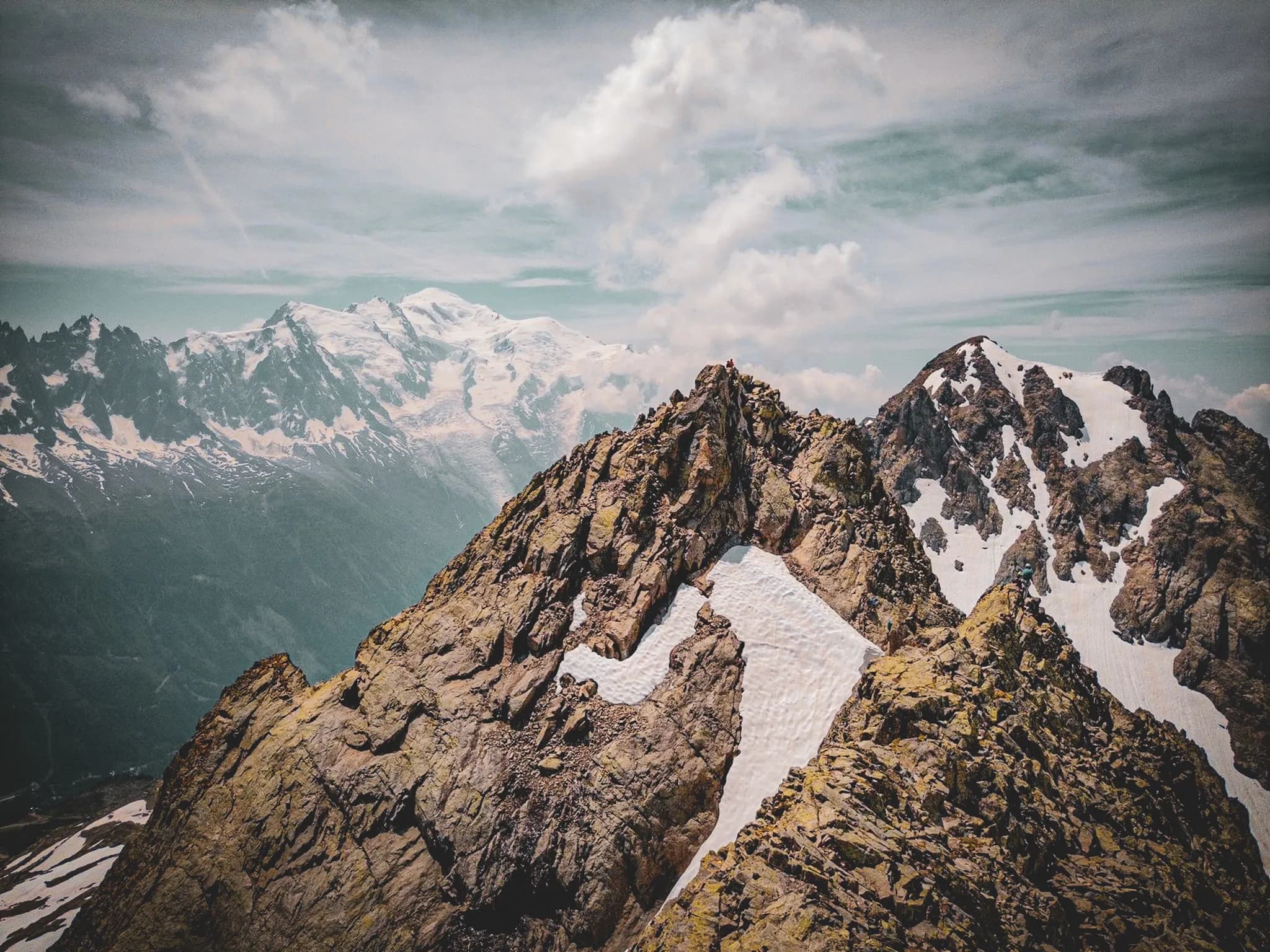Spectaculaire vue des arêtes de Chamonix sur fond du Mont Blanc, invitation à l'aventure alpine.