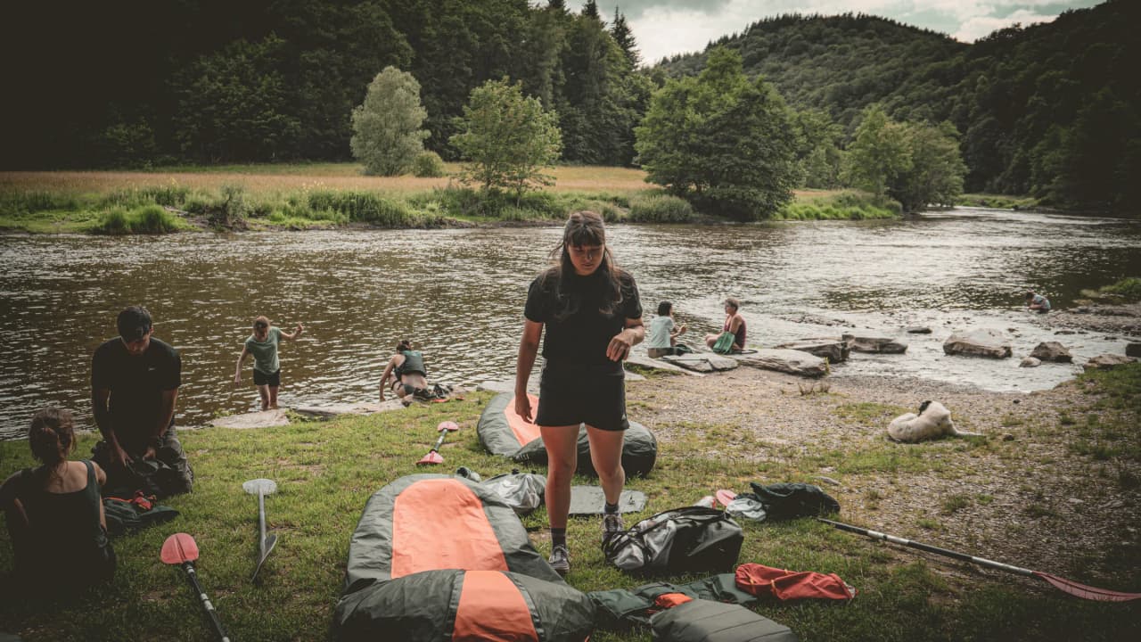 Een groep avonturiers bij de rivier, klaar voor een weekend met packraft en trektochten.