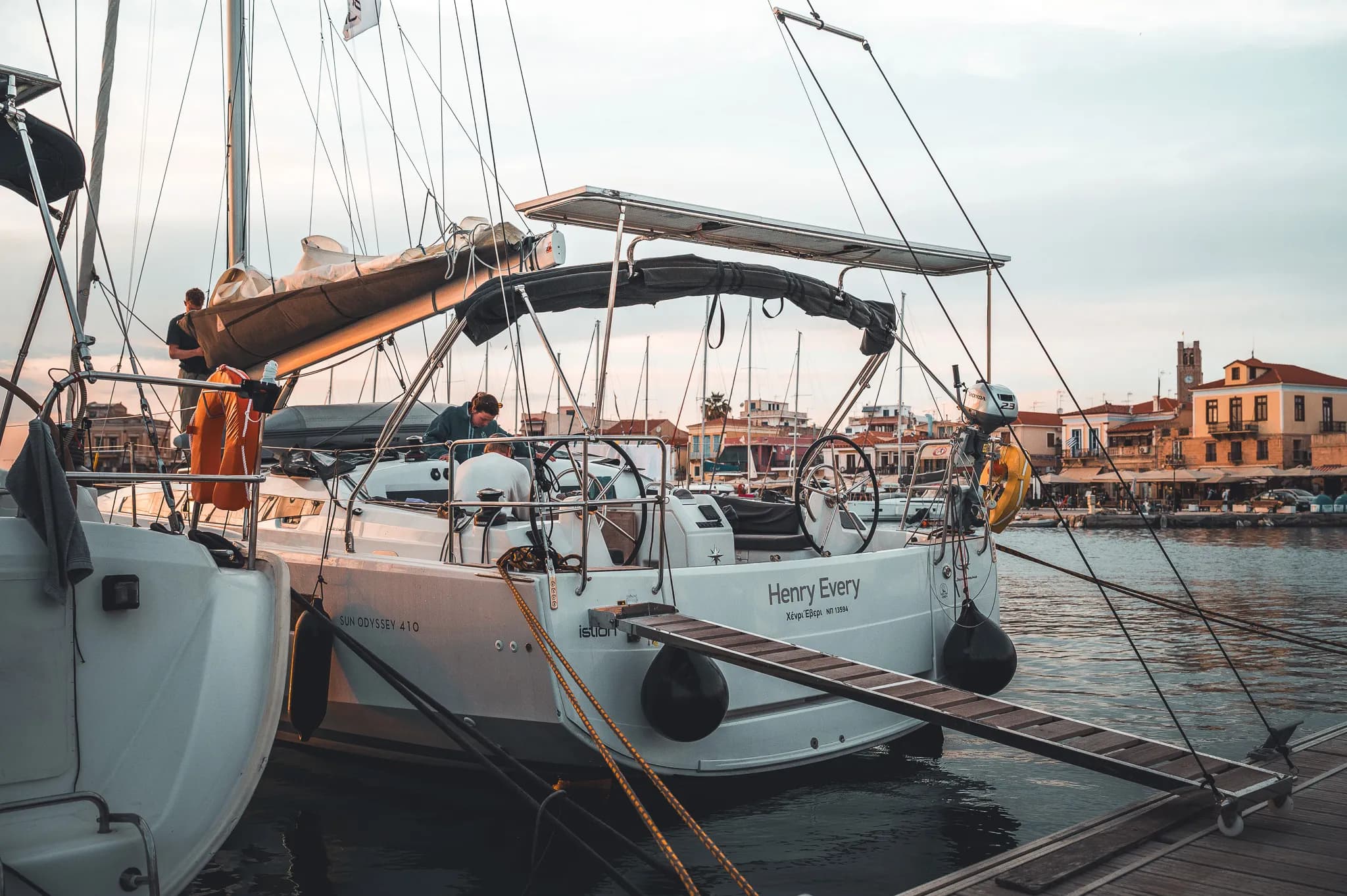 Un voilier amarré dans un port pittoresque, prêt pour l'aventure en mer égéenne.
