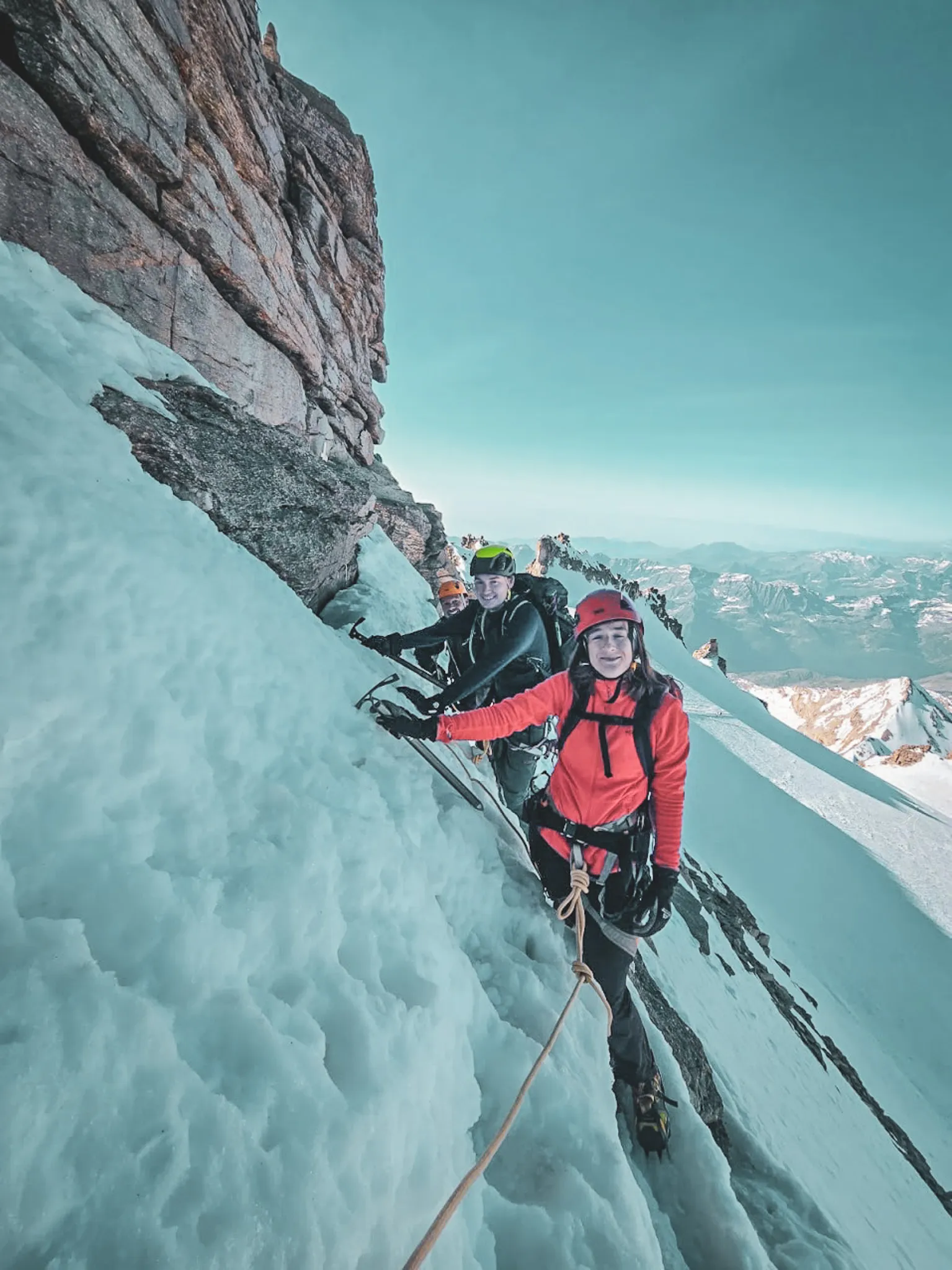 Tijdens een Wildhartt-expeditie komt een touwgroep dicht bij de top van de Gran Paradiso.