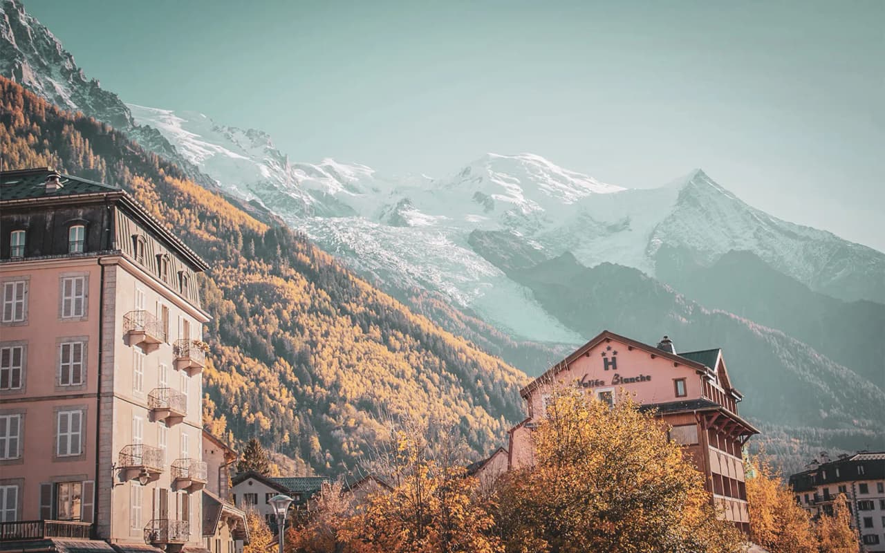 Vue panoramique sur Chamonix avec ses bâtiments charmants et les majestueux sommets alpins enneigés.