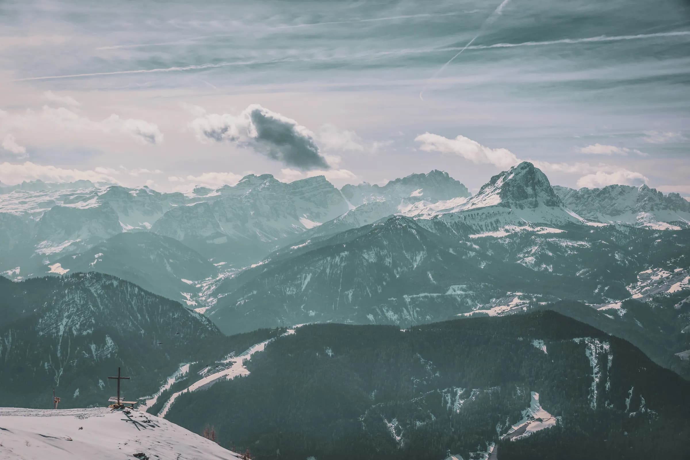 Vue panoramique époustouflante des sommets enneigés autour du Mont Blanc, invitation à l'aventure.