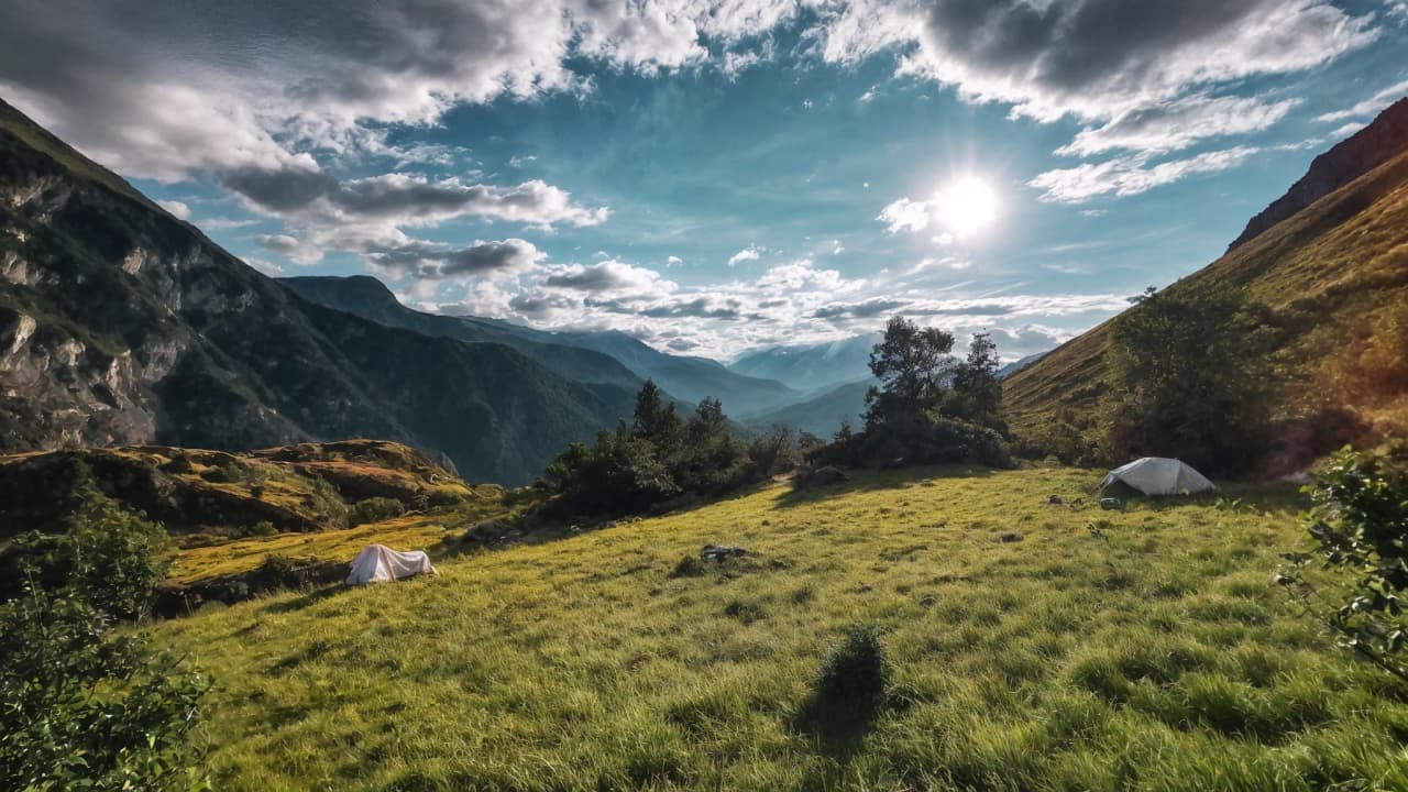 Un vaste plateau verdoyant sous un ciel nuageux, avec des montagnes majestueuses à l'horizon.