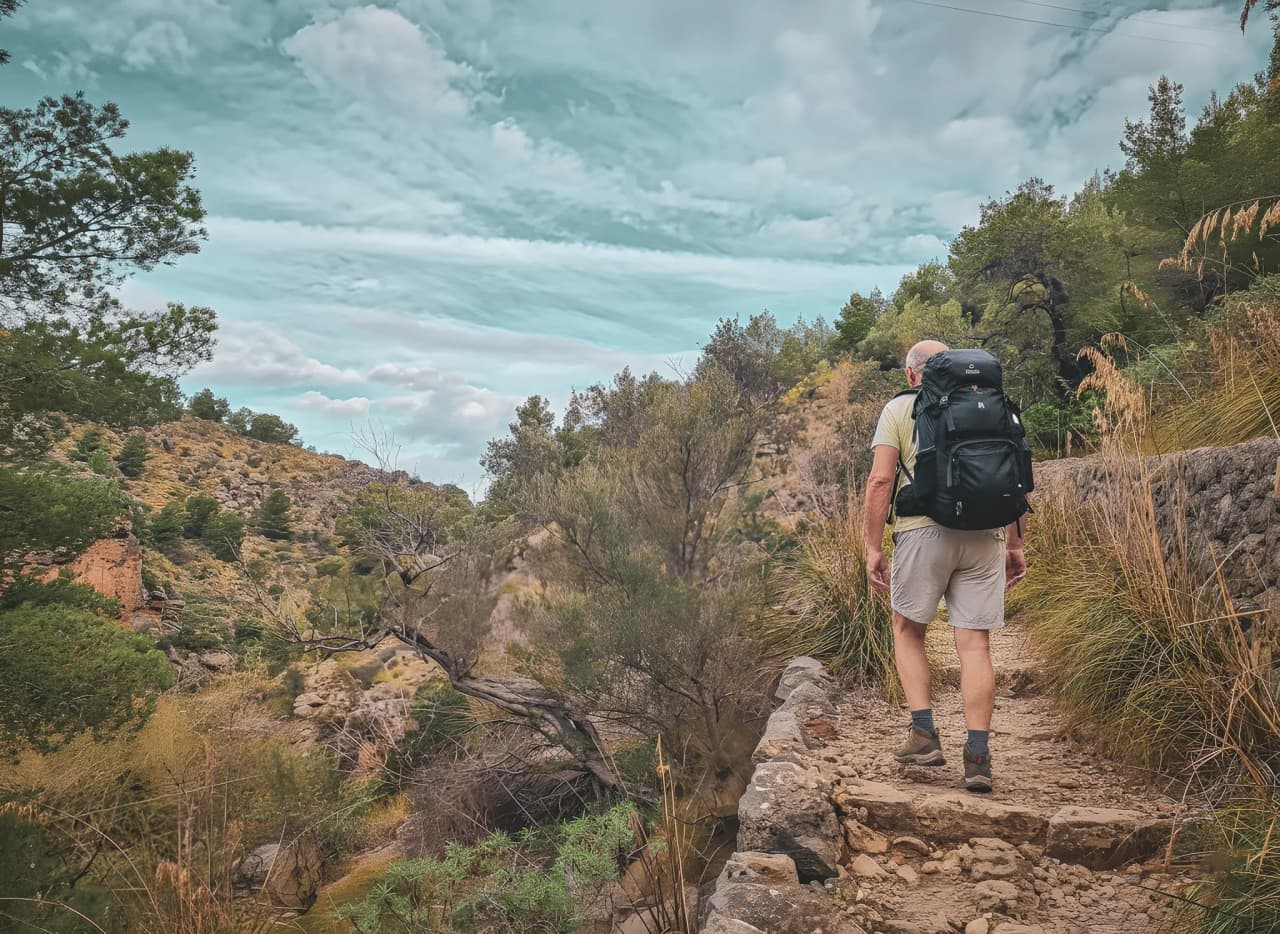 Un randonneur explore un sentier pittoresque dans la Serra de Tramuntana, Majorque.