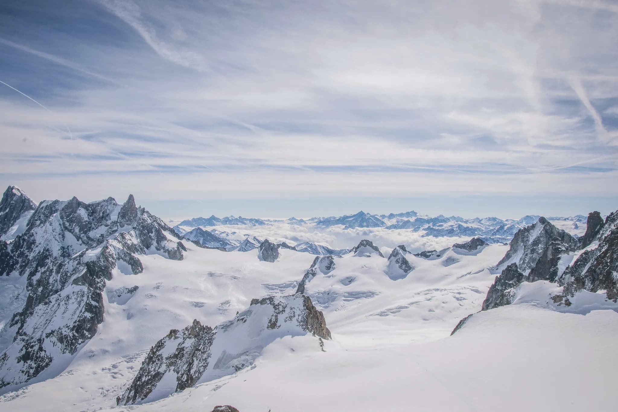 Panorama majestueux des sommets enneigés, invitant à l'aventure au Mont Blanc.