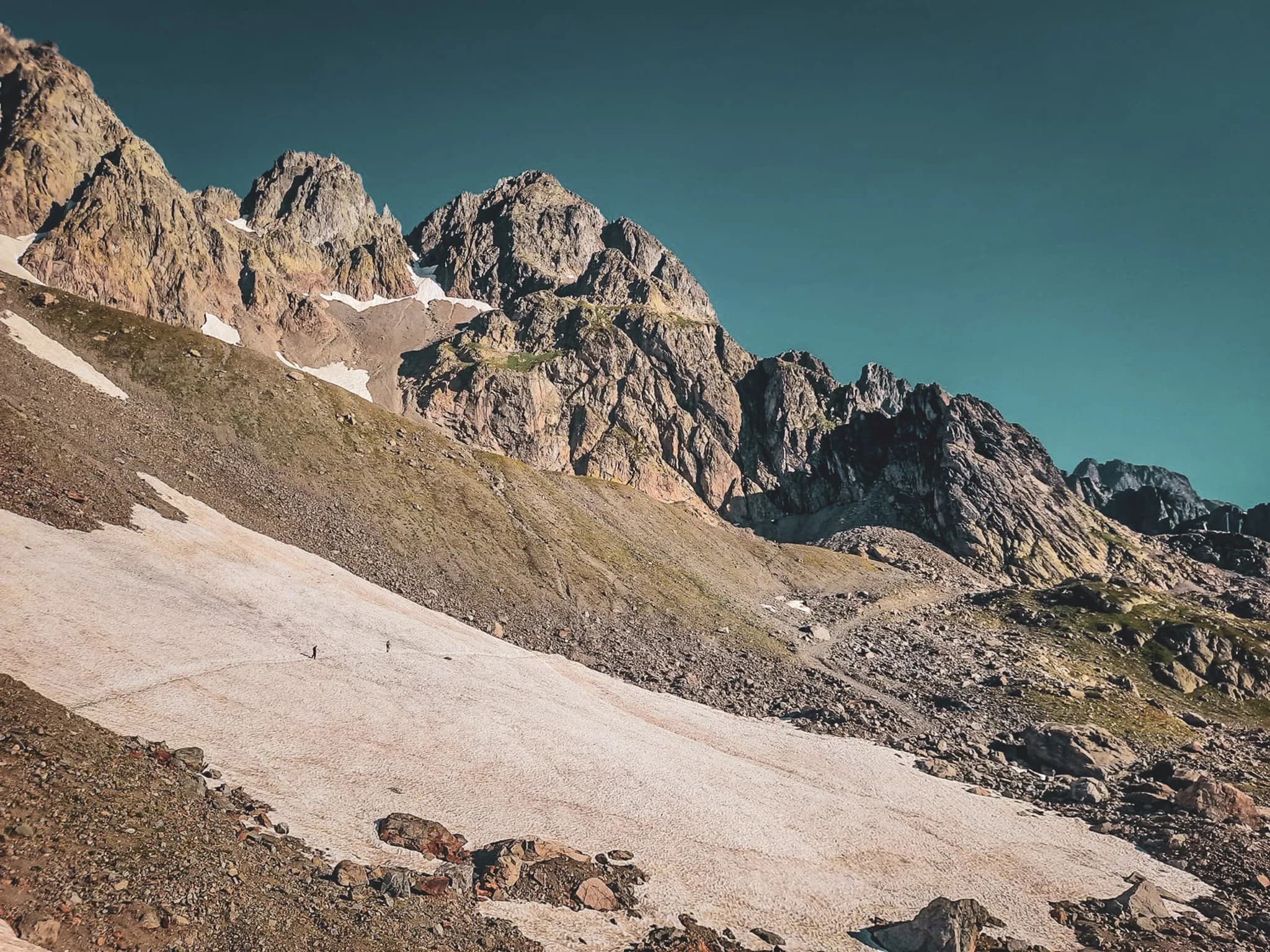 Deux alpinistes se déplacent sur un glacier avec les majestueuses montagnes de Chamonix en toile de fond.