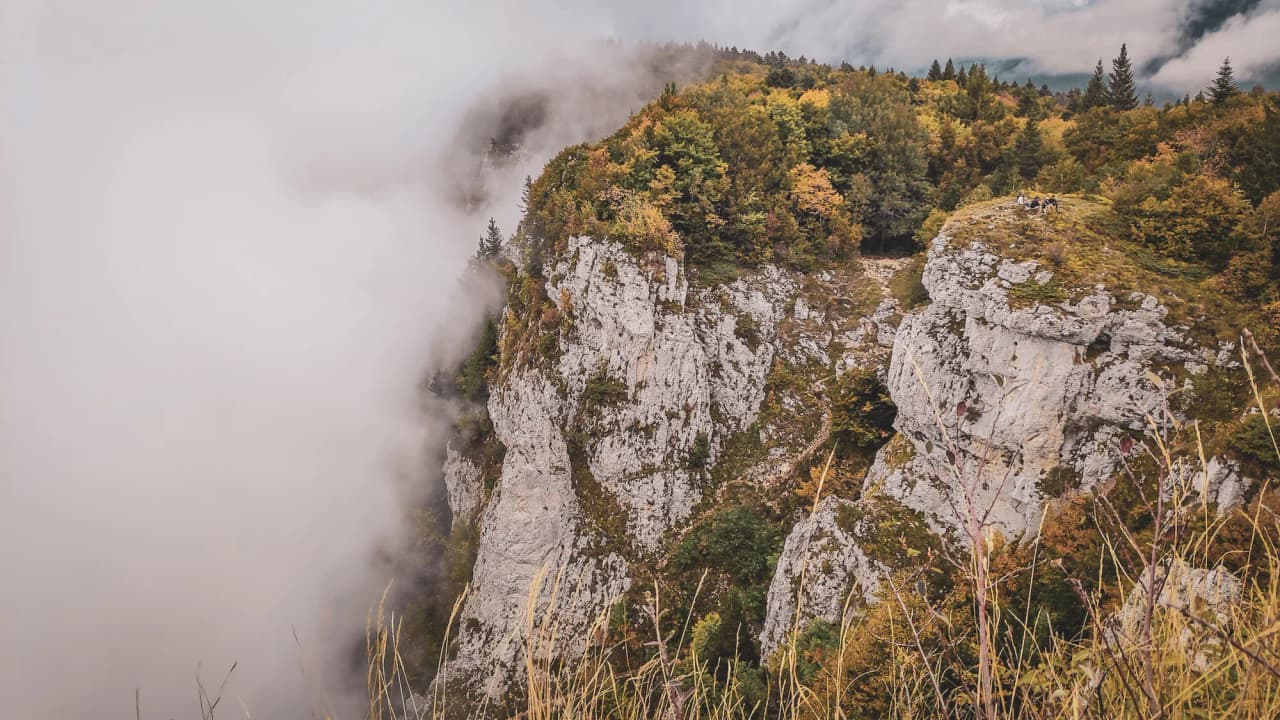 Spectacular views of majestic cliffs shrouded in mist, in the heart of the Hautes Bauges.
