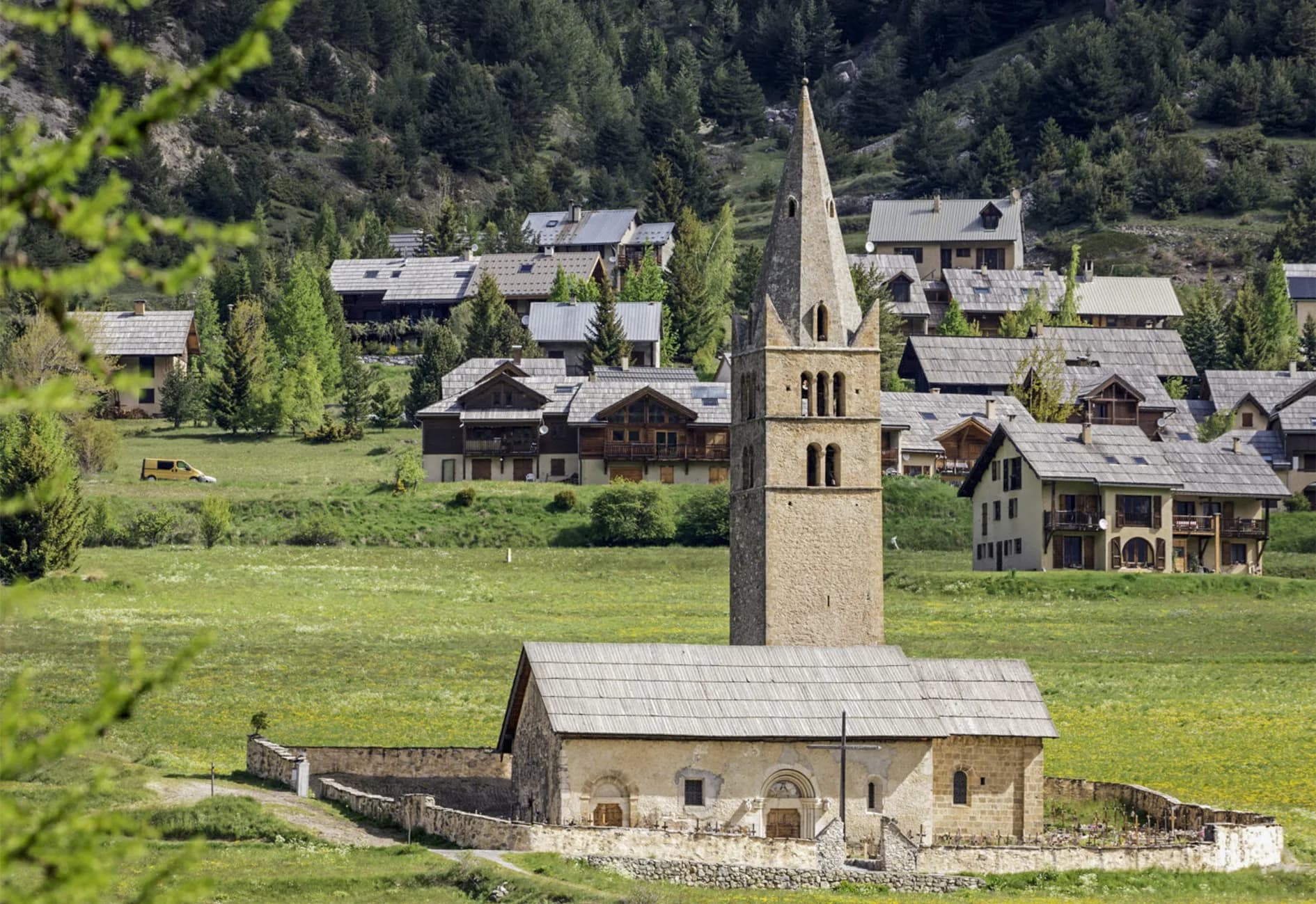A church with Alpine charm, surrounded by mountains and picturesque chalets, an invitation to travel.