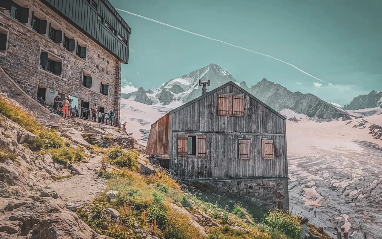 Charmante cabane en bois à Chamonix, avec des montagnes majestueuses en toile de fond.