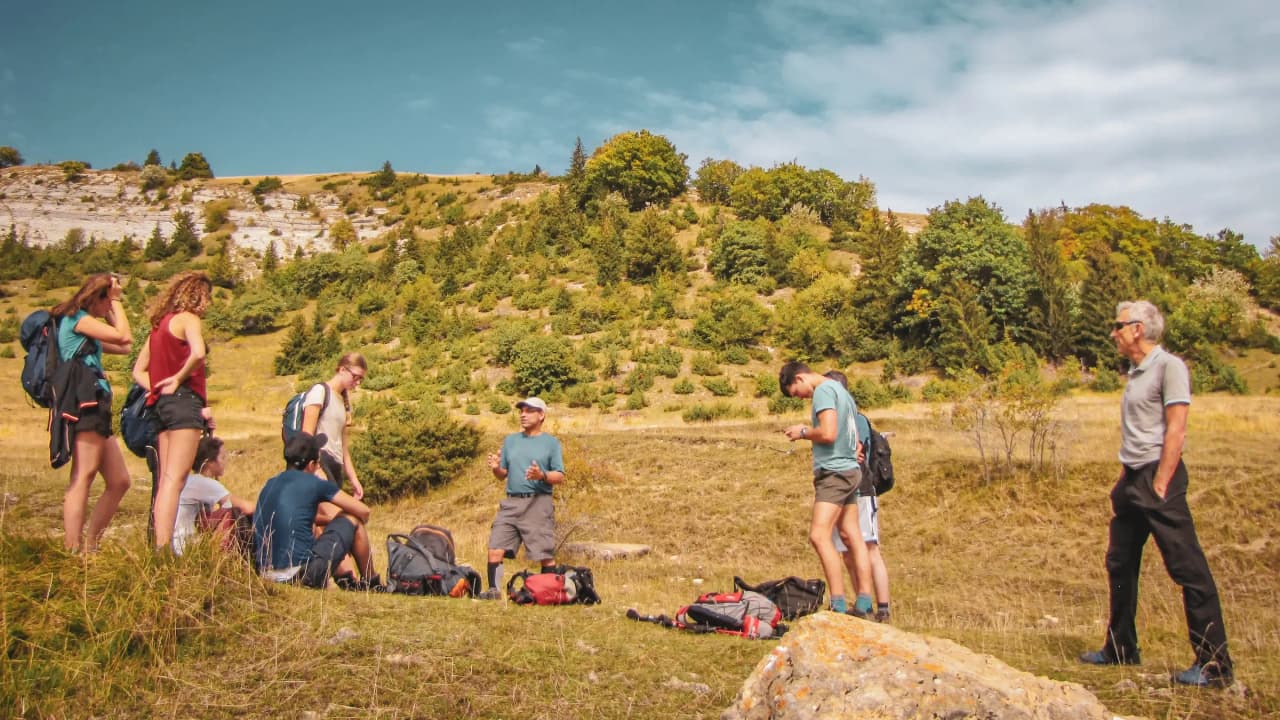 Un groupe de randonneurs se prépare à explorer les magnifiques crêtes verdoyantes de Chartreuse.