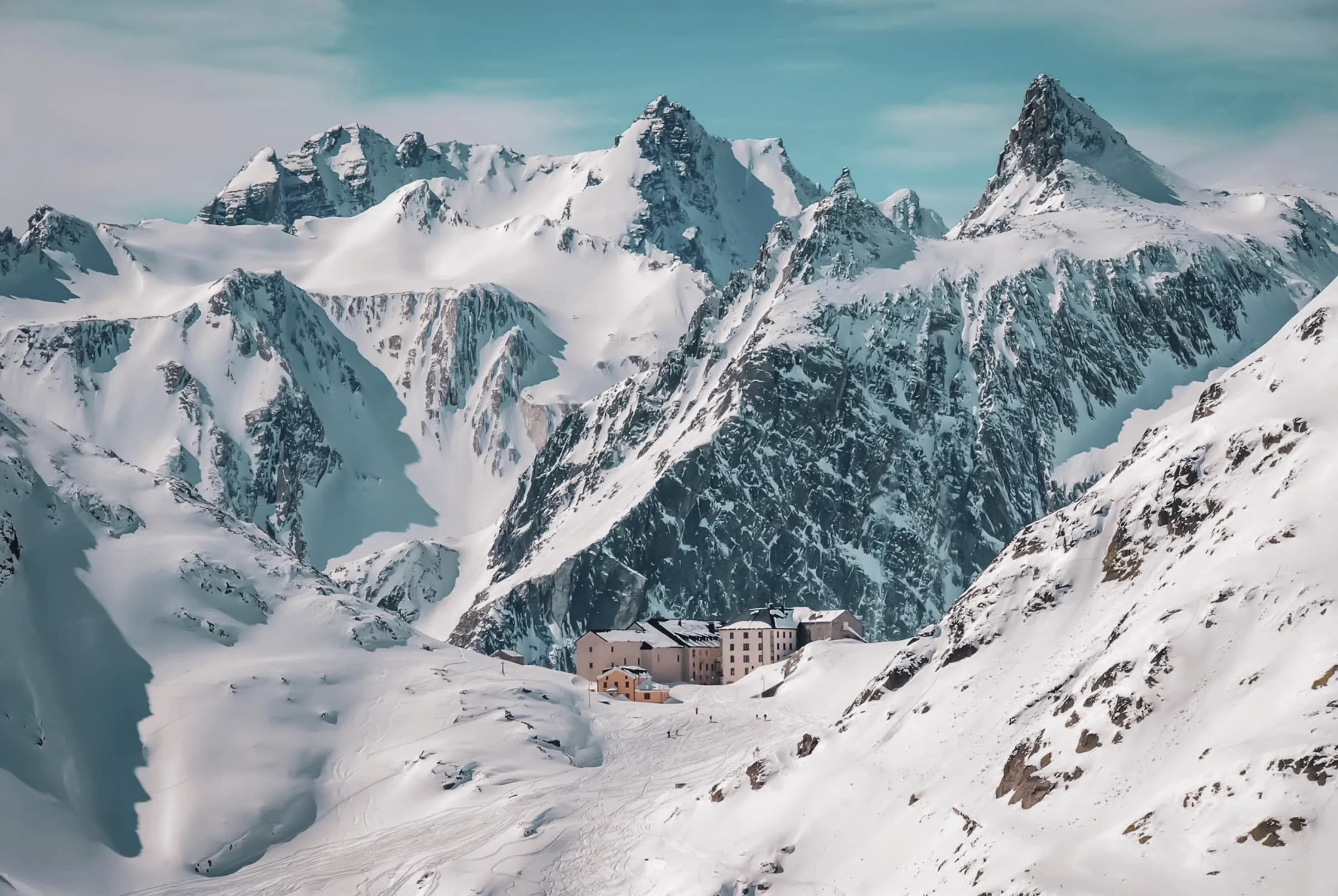 Majestueus Alpenlandschap bij de Grote Sint-Bernardpas, een besneeuwd Berghut omringd door adembenemende bergtoppen.
