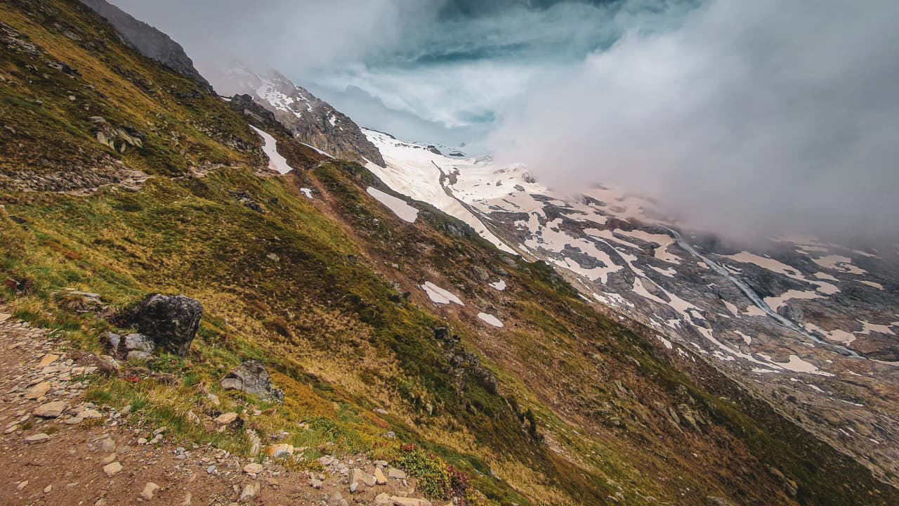 Spectacular Alpine scenery, combining glistening glaciers and sloping greenery. Adventure guaranteed!