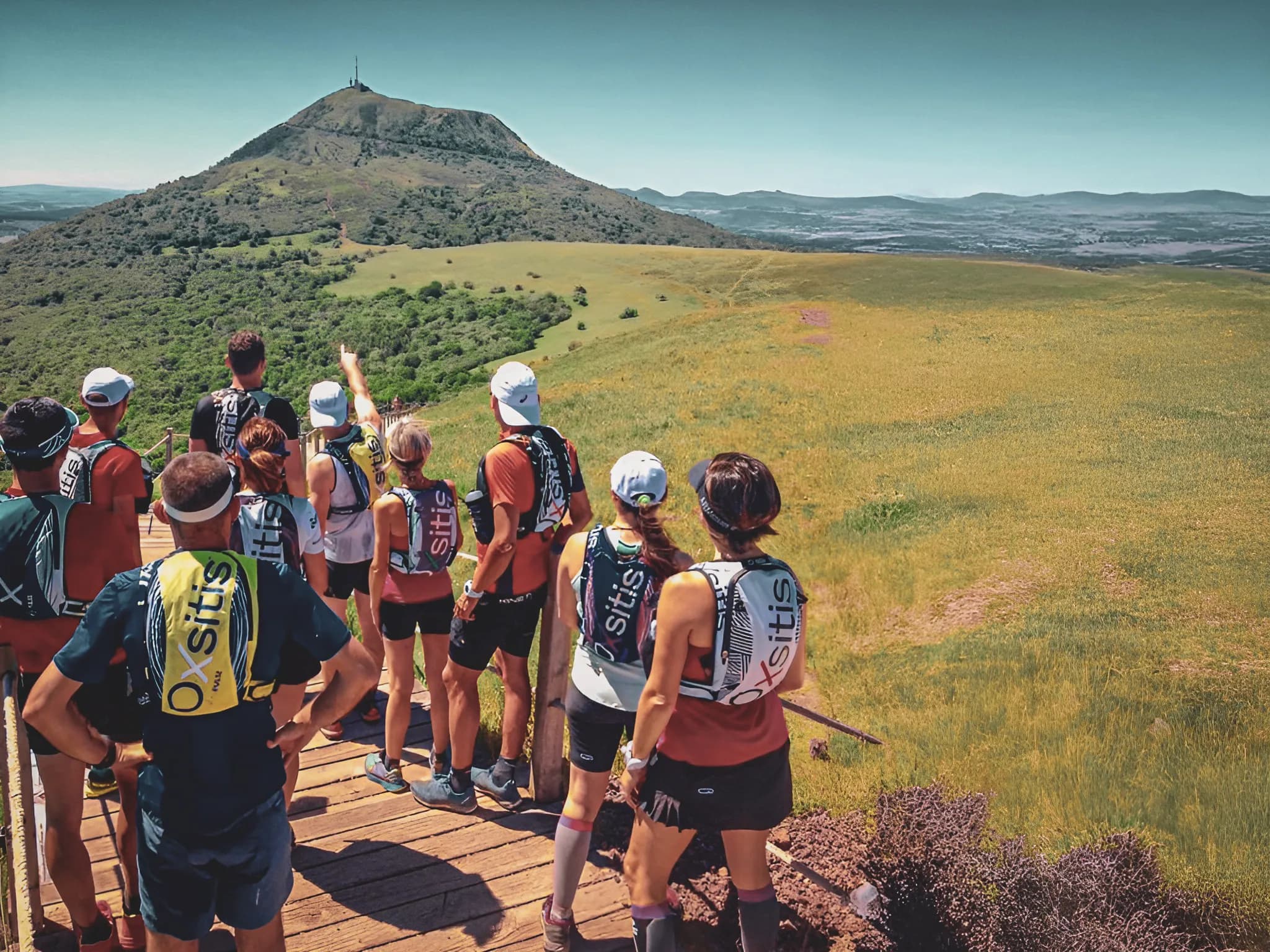 Een groep hardlopers die de vulkanen van de Auvergne bewonderen onder een zonnige hemel, een fascinerend avontuur.