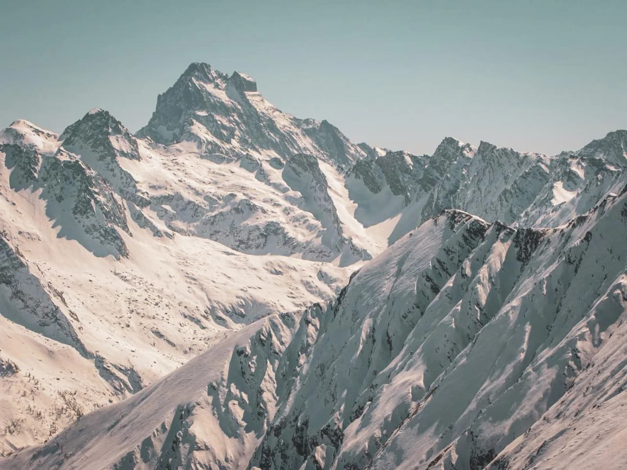 Vue époustouflante des Alpes italiennes, montagnes enneigées, invitation à l'aventure alpine.