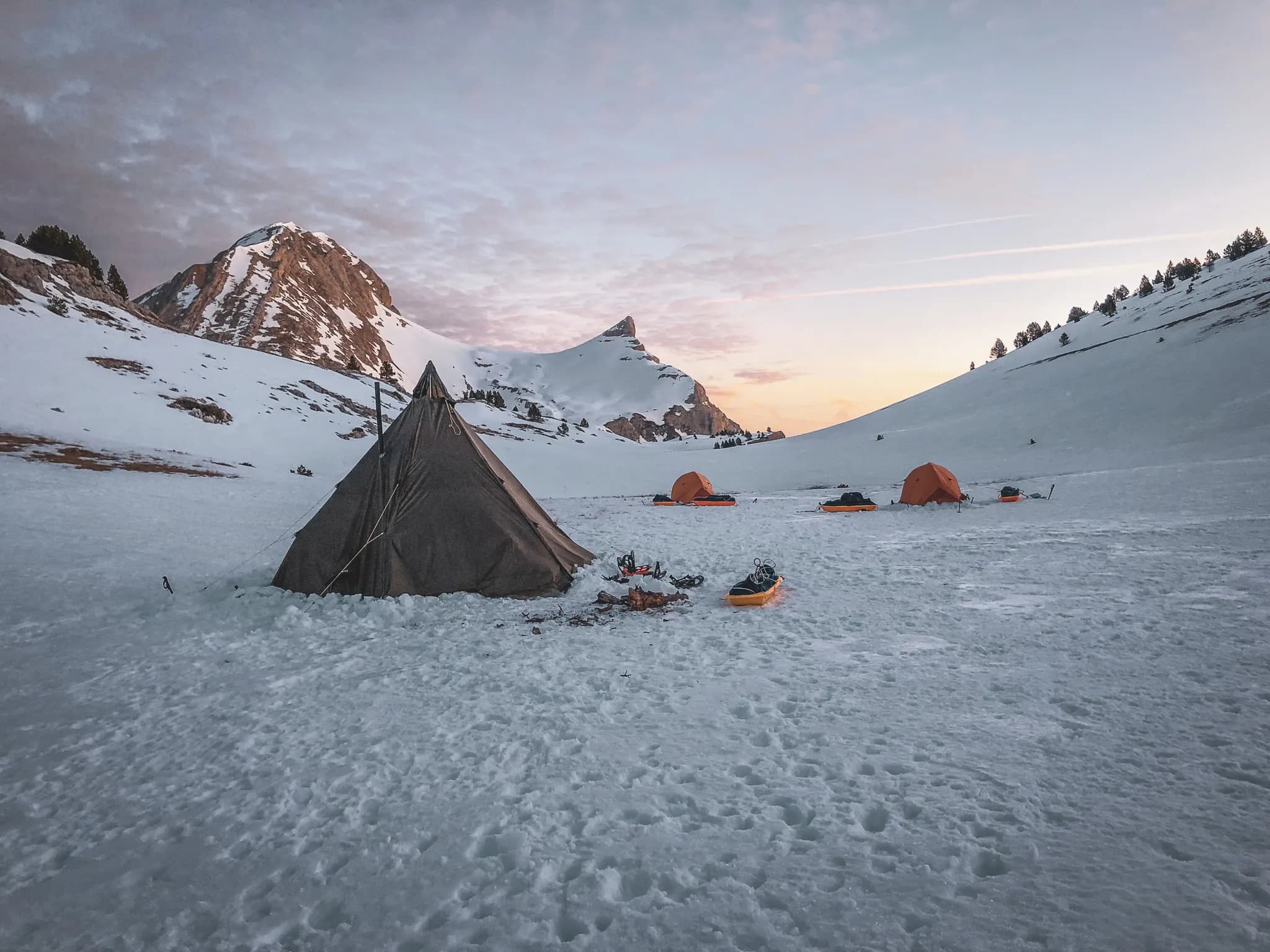 Bivak in een tipi in het hart van de Vercors, bergen, sneeuw en een intieme zonsondergang.
