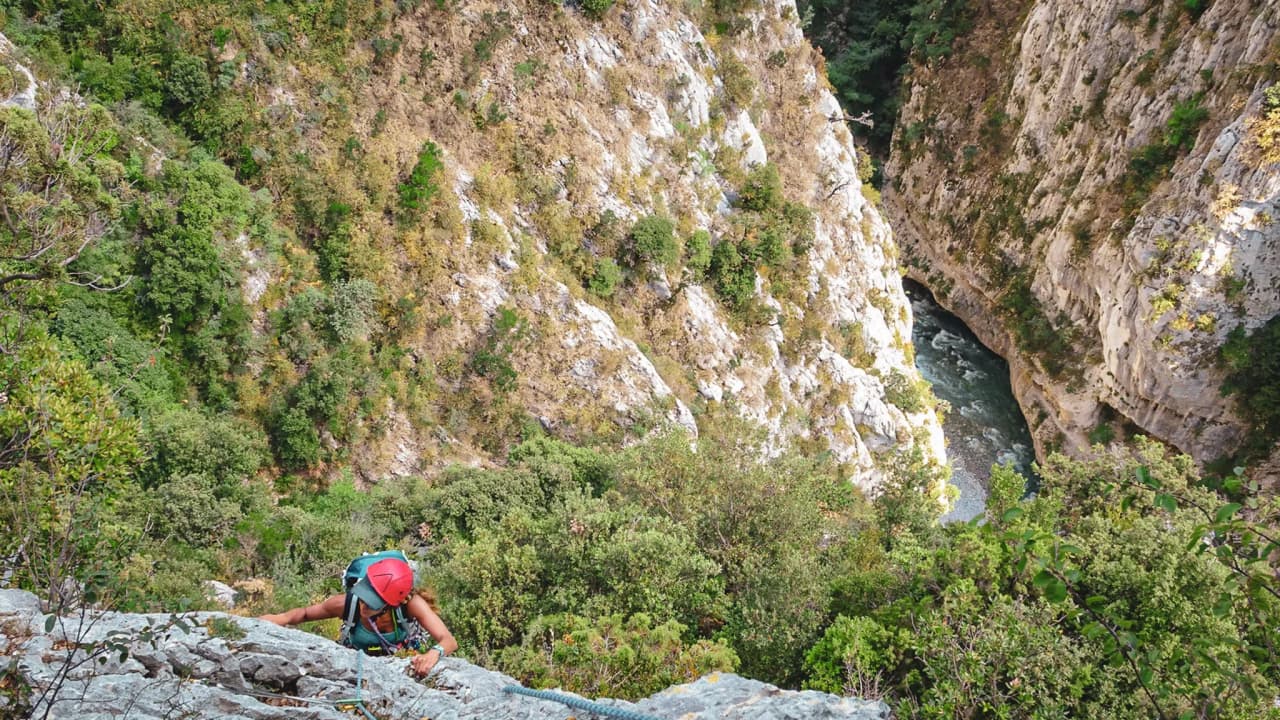 Beklim de Gorges du Verdon, tussen duizelingwekkende rotswanden en weelderige natuur.