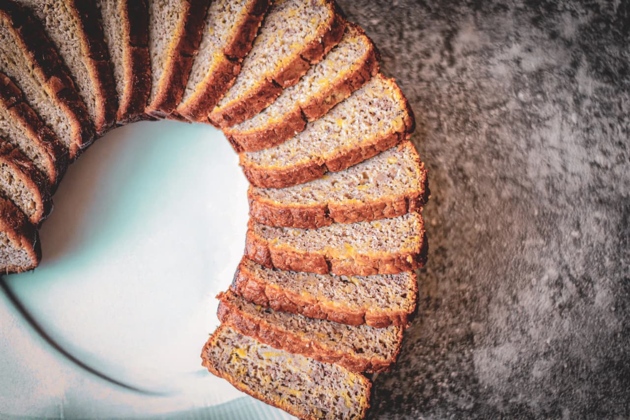 Heerlijke plakjes wentelteefjes in een cirkel die doen denken aan een rustgevend Italiaans toevluchtsoord.