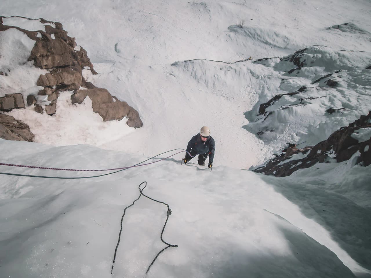 Alpinistes grimpant une cascade de glace