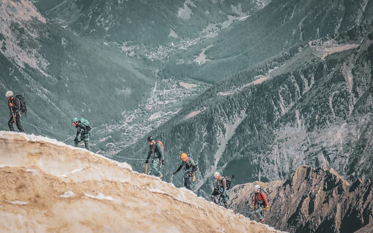 Alpinistes en route vers le sommet, entourés par les majestueuses montagnes de Chamonix.