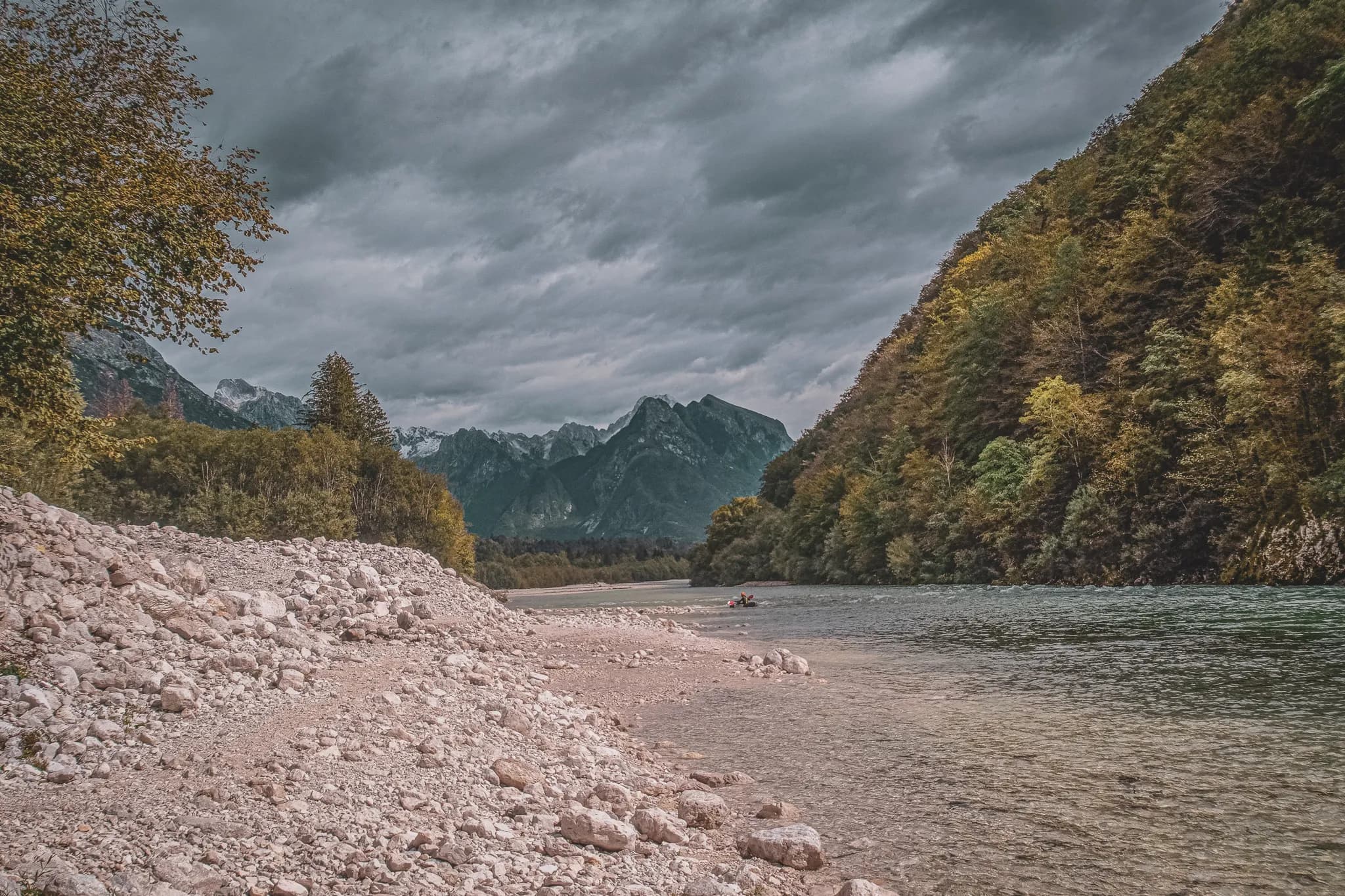Rivière cristalline entourée de montagnes majestueuses, idéale pour l'aventure en packraft.