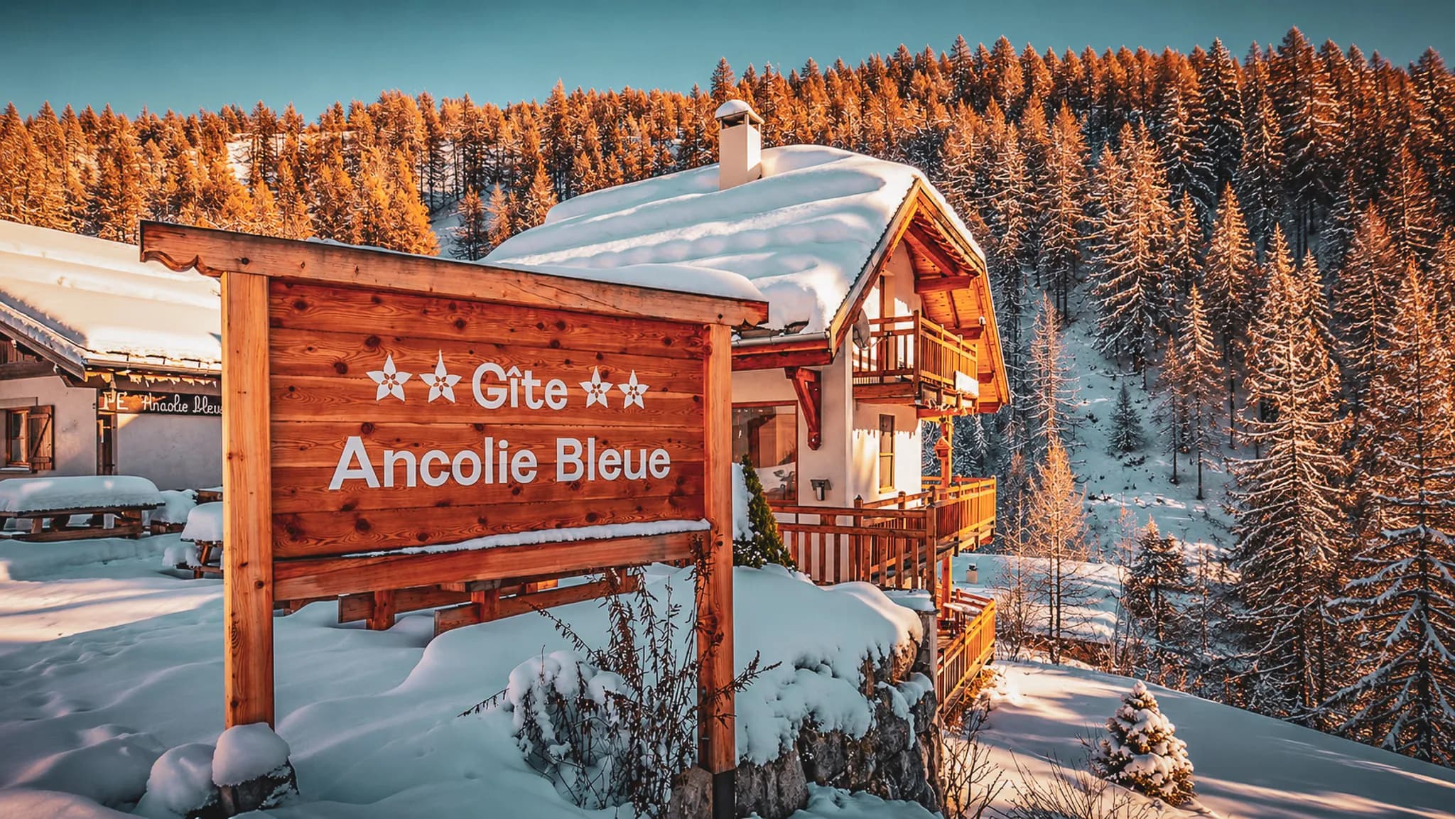Superbe gîte en bois entouré de neige, au cœur des paysages enneigés du Queyras.