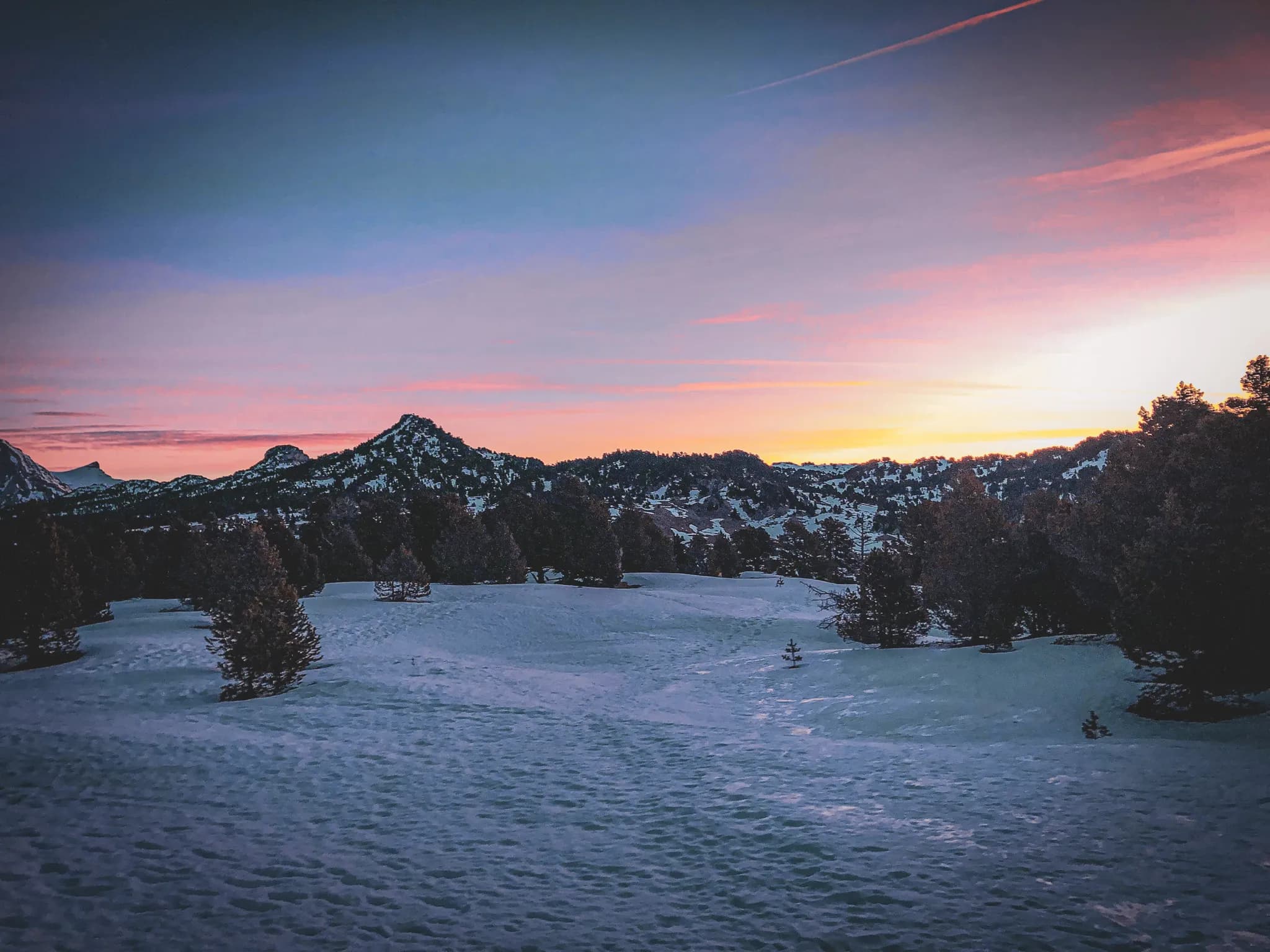 Zonsondergang boven besneeuwde bergen, een wilde en rustgevende sfeer in de Vercors.