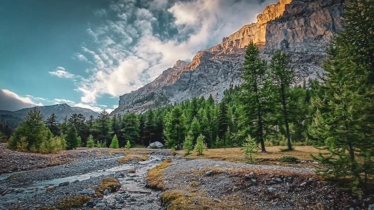 Paysage majestueux de la vallée de l'Ubaye, avec montagnes et ruisseau, invitation à l'aventure.