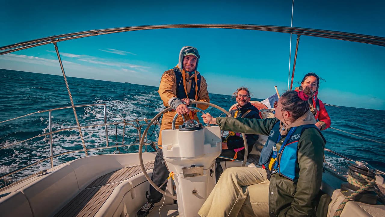 Bemanning in de Middellandse Zee, manoeuvreren met een zeilboot onder een zonnige hemel. Een avontuur op zee!
